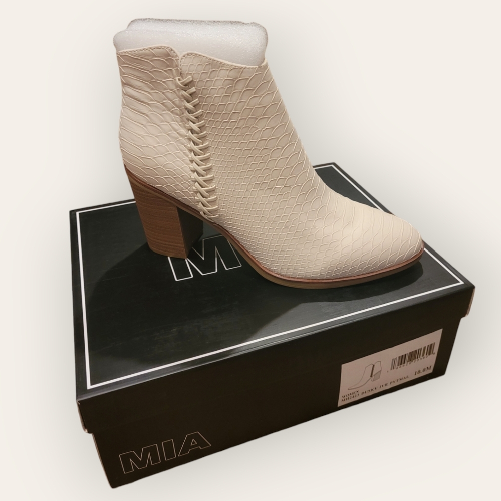 NIB MIA Women's Size 10 Ivory Dusky Python Ankle Booties